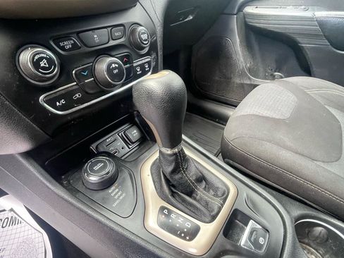 Used 2015 Jeep Cherokee Latitude AWD/4WD image 15