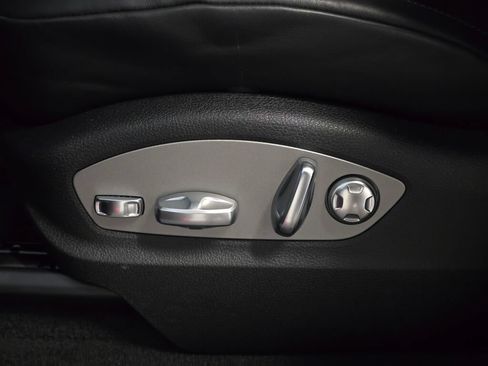 Certified 2025 Porsche Macan AWD/4WD image 35