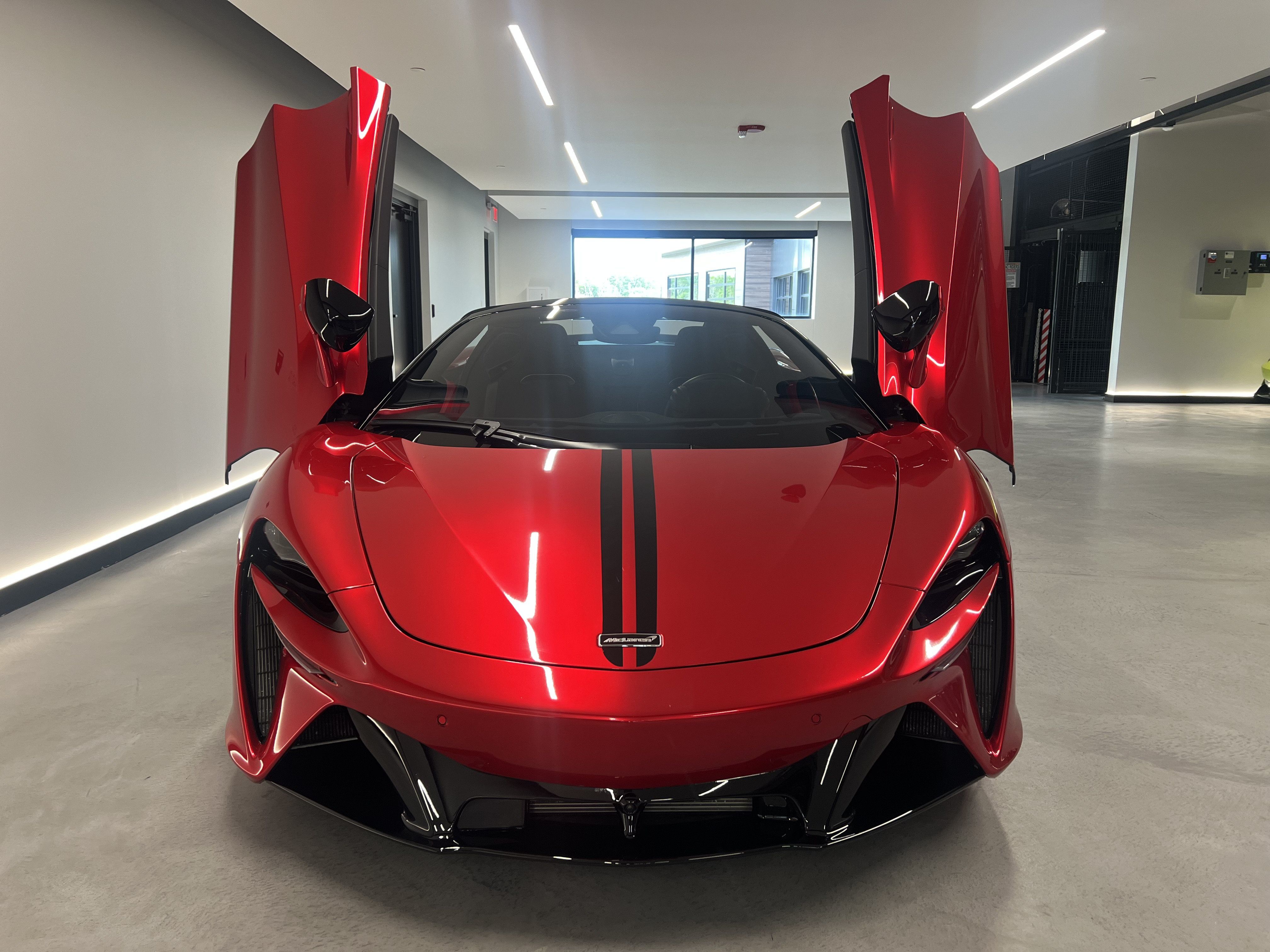 Used 2025 McLaren Artura Spider RWD image 13
