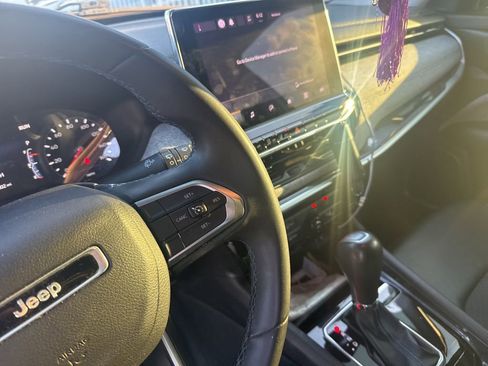 Used 2022 Jeep Compass Latitude FWD image 18