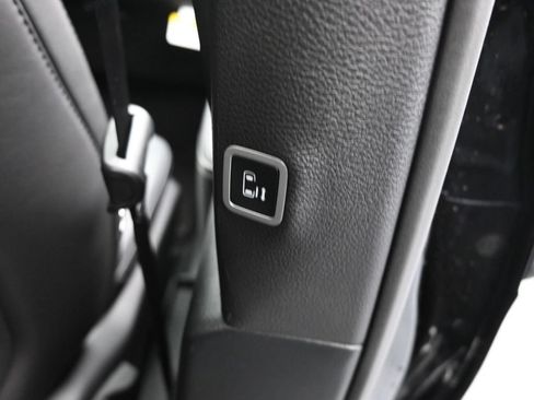 Used 2025 Chrysler Pacifica Select FWD image 12