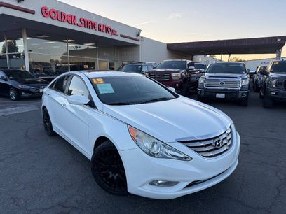 Used 2013 Hyundai Sonata SE w/ Navigation & Sunroof Pkg