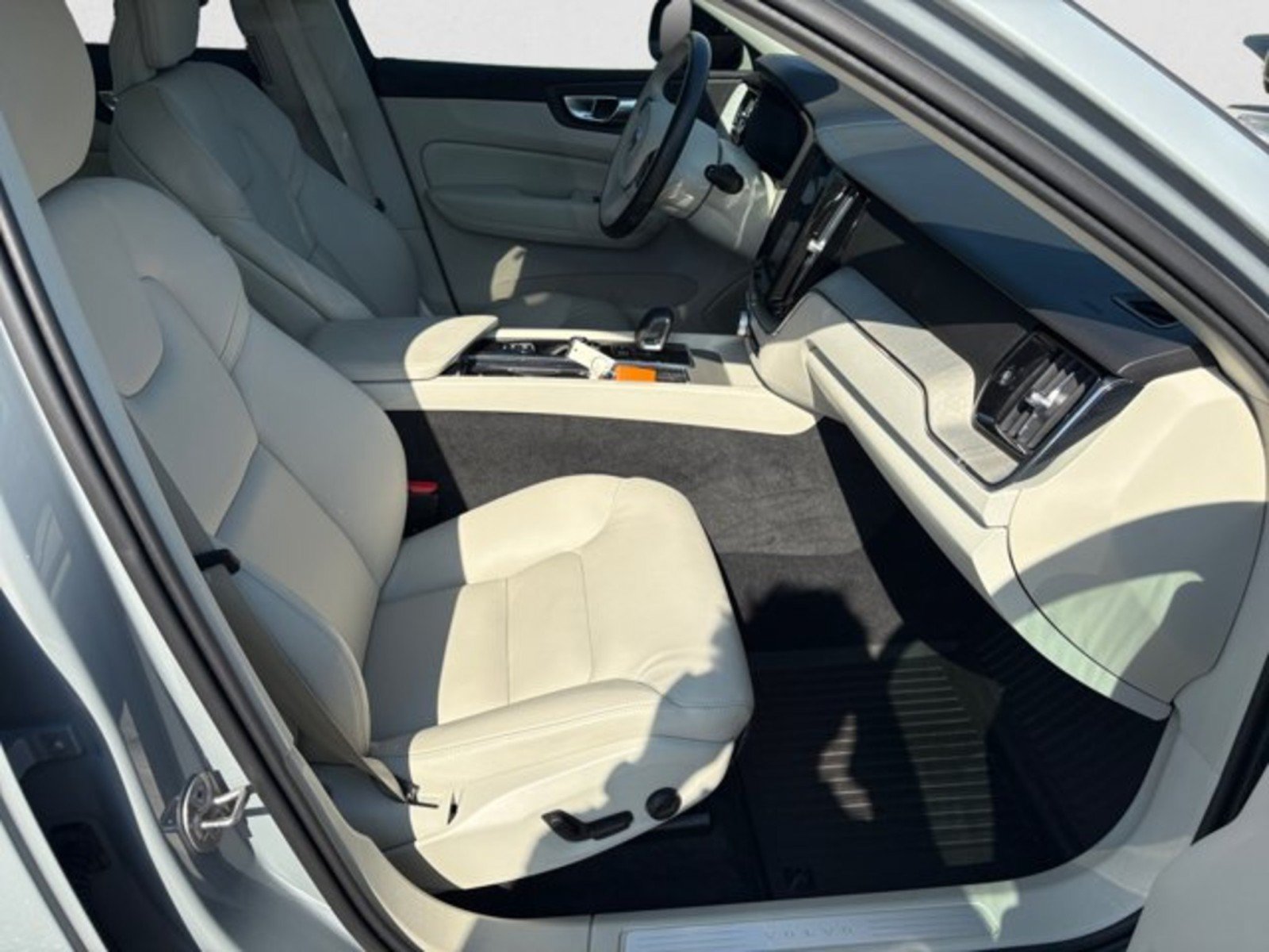Used 2025 Volvo XC60 B5 Plus w/ Protection Package Premier AWD/4WD image 20