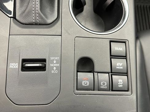 Used 2024 Toyota Highlander XLE AWD/4WD image 23