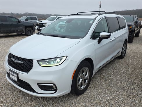 Used 2023 Chrysler Pacifica Limited image 3