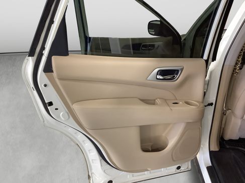 Used 2017 Nissan Pathfinder Platinum FWD image 11