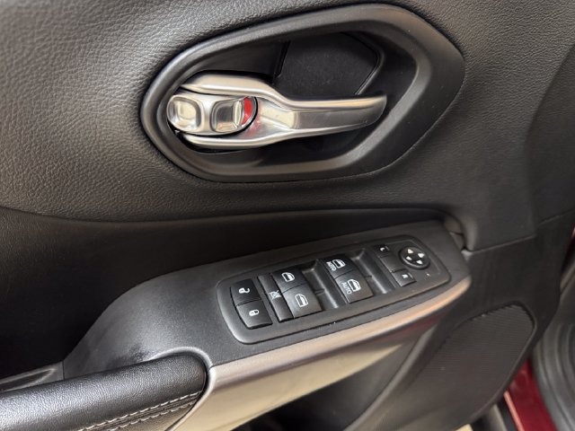 Used 2019 Jeep Cherokee Latitude Plus w/ Comfort/Convenience Group FWD image 7