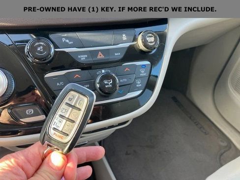 Used 2017 Chrysler Pacifica Touring-L w/ Tire & Wheel Group image 10