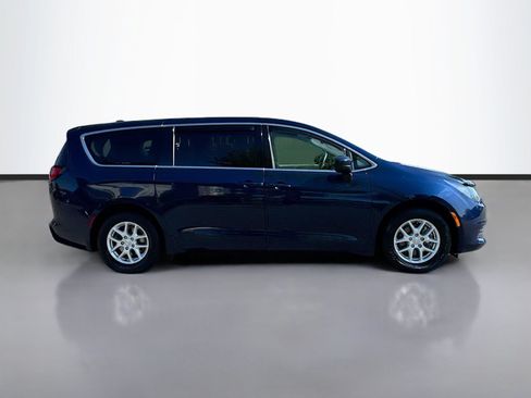 Used 2017 Chrysler Pacifica Touring FWD image 8
