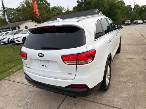 Used 2017 Kia Sorento LX w/ LX Convenience Package image 11