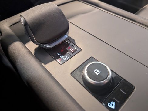 Used 2024 Land Rover Discovery Dynamic SE image 24