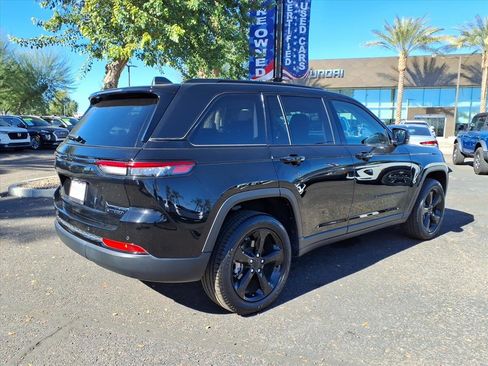 Used 2023 Jeep Grand Cherokee Limited w/ Black Appearance Package image 5
