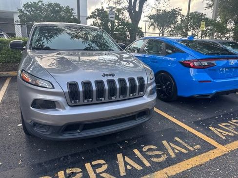 Used 2016 Jeep Cherokee Sport FWD image 2