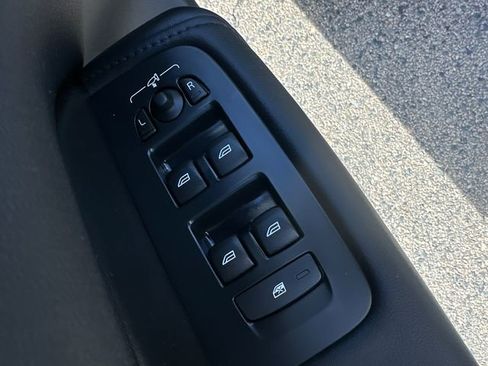 Used 2024 Volvo XC60 B5 Core image 24