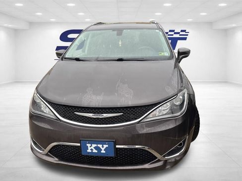 Used 2019 Chrysler Pacifica Touring-L image 2