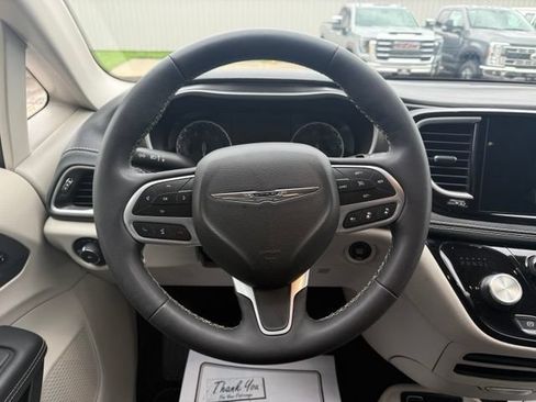 Used 2023 Chrysler Pacifica Touring-L FWD image 13