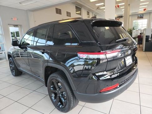 New 2025 Jeep Grand Cherokee Altitude image 9