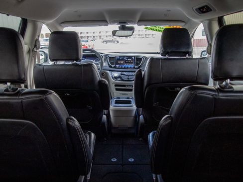 Used 2023 Chrysler Pacifica Touring-L image 30