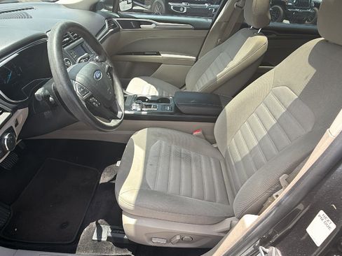 Used 2017 Ford Fusion SE FWD image 16