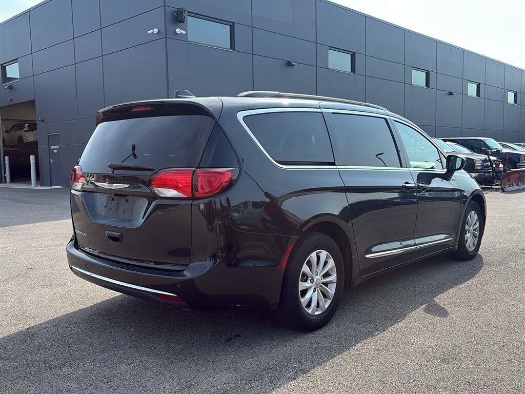 Used 2017 Chrysler Pacifica Touring-L FWD image 4