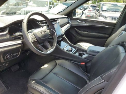 Used 2025 Jeep Grand Cherokee Limited w/ Black Appearance Package image 15