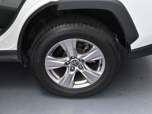 Used 2022 Toyota RAV4 XLE AWD/4WD image 30