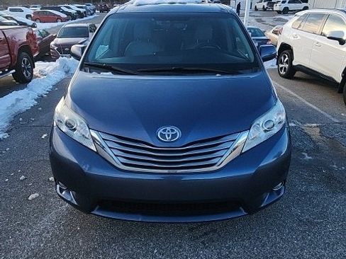 Used 2017 Toyota Sienna XLE image 2