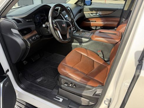 Used 2019 Cadillac Escalade Luxury AWD/4WD image 8