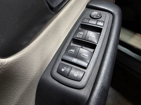 Used 2021 Chrysler Pacifica Touring-L FWD image 13