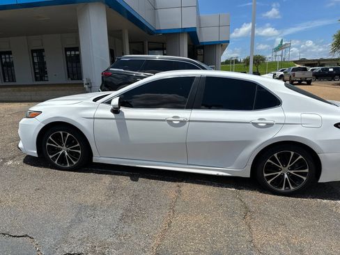 Used 2019 Toyota Camry SE w/ Carpet Mat Package FWD image 14