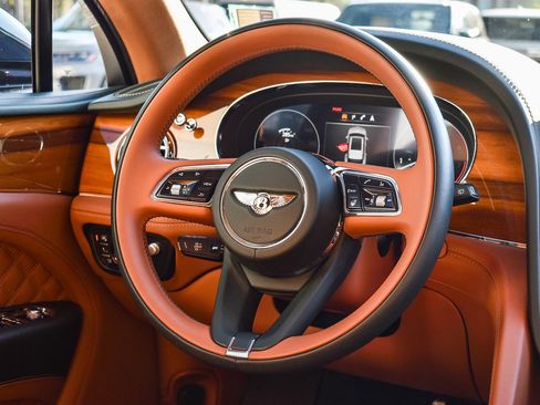 Used 2023 Bentley Bentayga Azure image 17