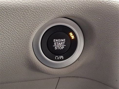 Used 2024 Chrysler Pacifica Touring-L image 23