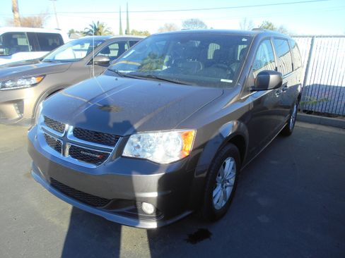 Used 2019 Dodge Grand Caravan SXT image 3
