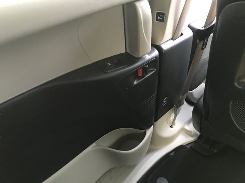 Used 2024 Chrysler Pacifica Touring-L image 27