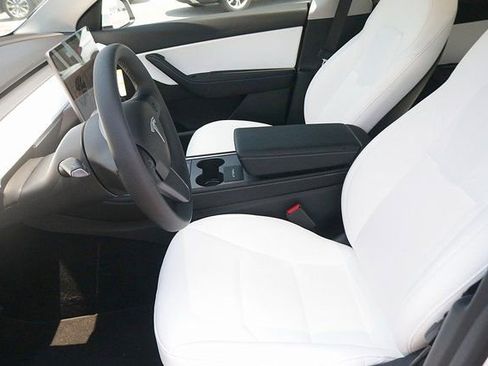 Used 2021 Tesla Model Y Long Range image 13