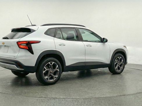Used 2025 Chevrolet Trax LT w/ LT Convenience Package FWD image 9