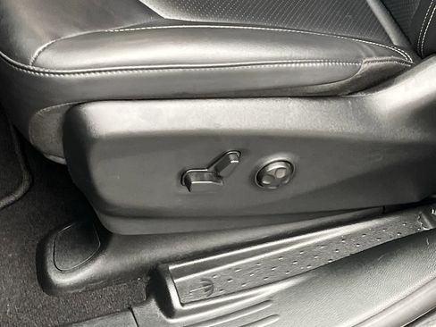 Used 2025 Chrysler Pacifica Select FWD image 10