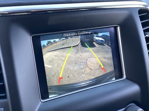 Used 2018 Jeep Grand Cherokee Laredo AWD/4WD image 23