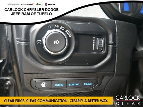 Used 2025 Jeep Wrangler Sahara AWD/4WD image 11