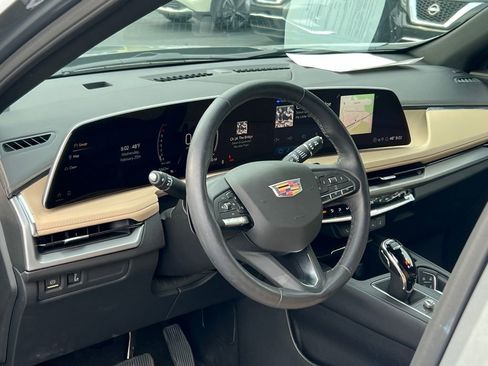 Certified 2024 Cadillac XT4 Luxury w/ Cold Weather Package image 9