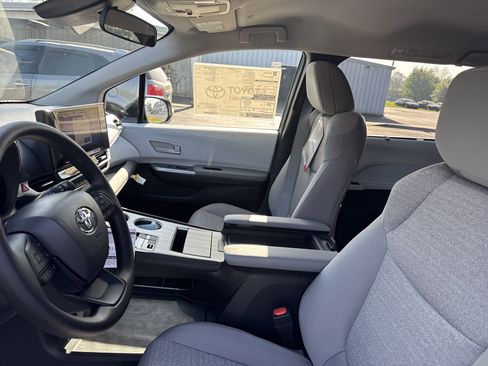 New 2025 Toyota Sienna LE image 13