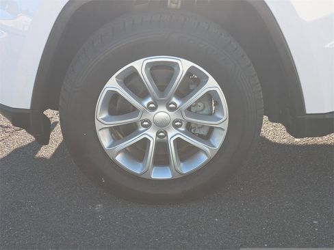 Used 2021 Jeep Grand Cherokee Laredo X image 9