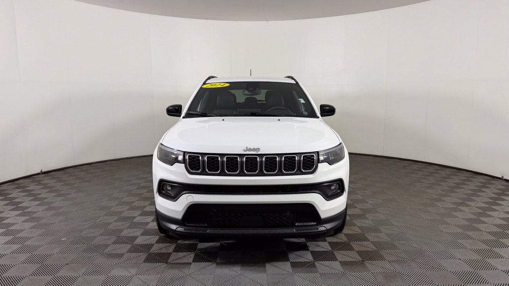 Used 2024 Jeep Compass Latitude AWD/4WD image 2