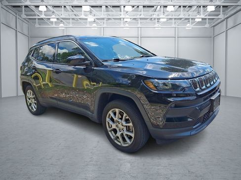 Used 2023 Jeep Compass Latitude AWD/4WD image 3