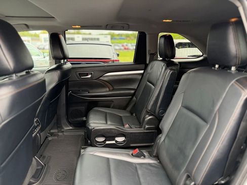 Used 2019 Toyota Highlander XLE AWD/4WD image 9
