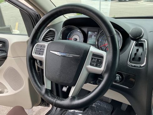 Used 2015 Chrysler Town & Country Touring w/ Driver Convenience Group FWD image 18