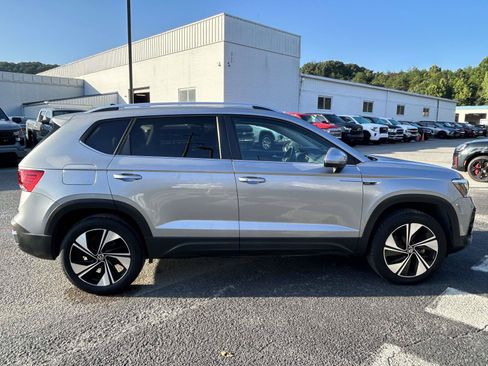 Used 2024 Volkswagen Taos SE AWD/4WD image 8