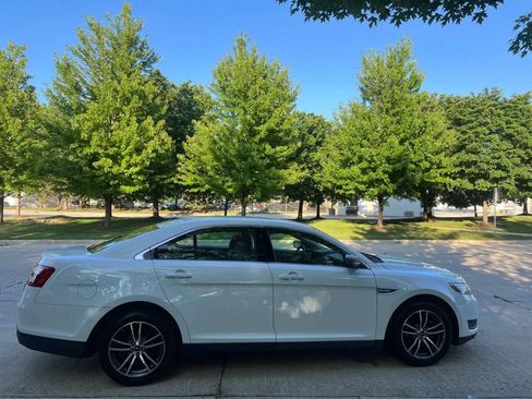 Used 2018 Ford Taurus SE image 16