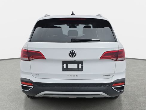 Certified 2024 Volkswagen Taos SE image 4