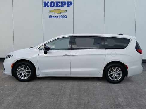 Used 2024 Chrysler Pacifica Touring-L image 2